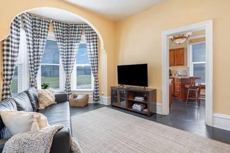 Beautiful Downstairs 1Bed 1Bth Charmer- Pet Friendly Michigan City Exterior photo