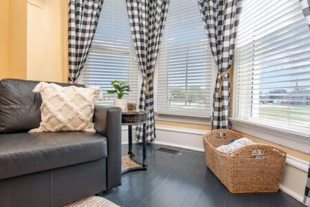 Beautiful Downstairs 1Bed 1Bth Charmer- Pet Friendly Michigan City Exterior photo